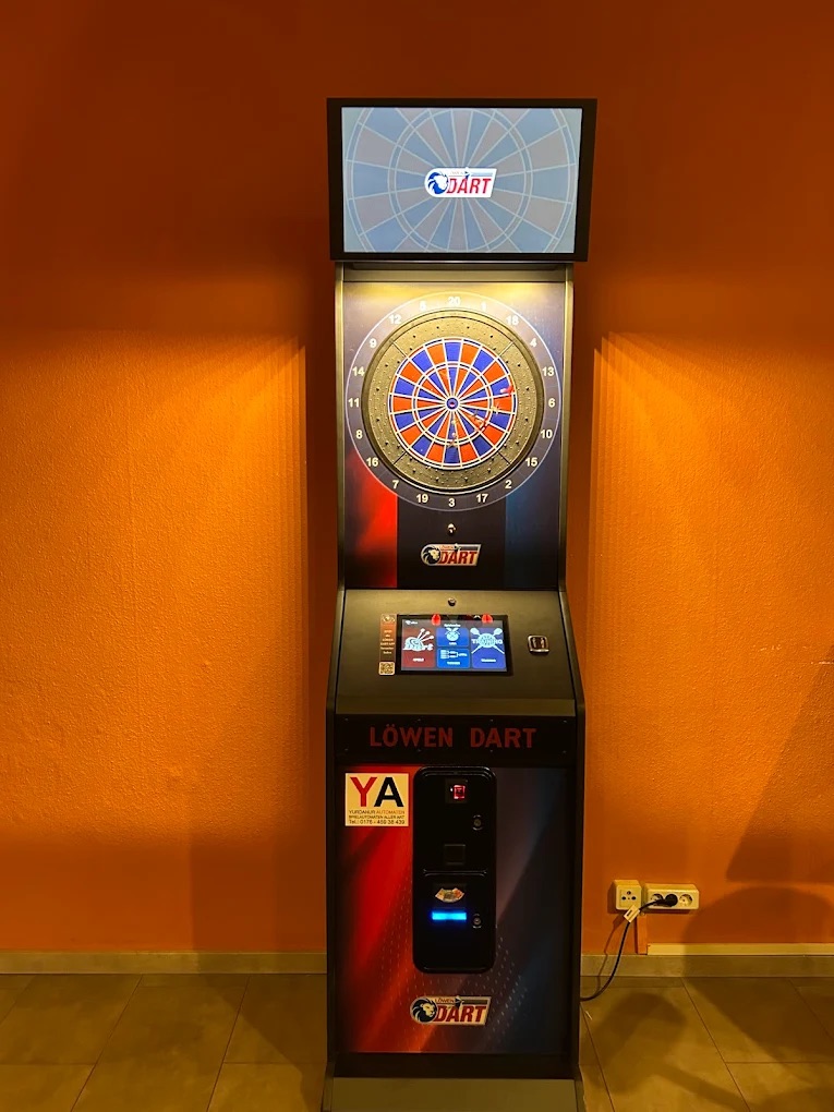 Moderner E-Dart-Automat in einer Bar